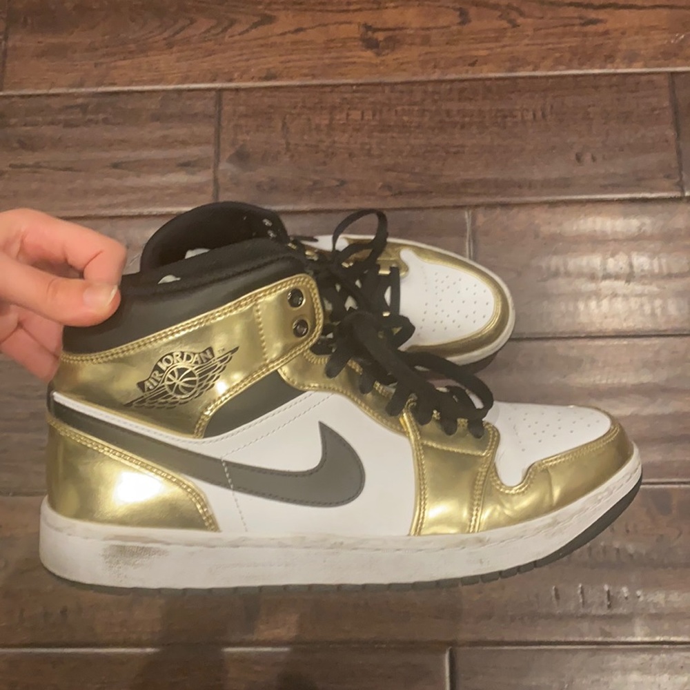Air Jordan 1 Mid SE Metallic Gold Sneakers